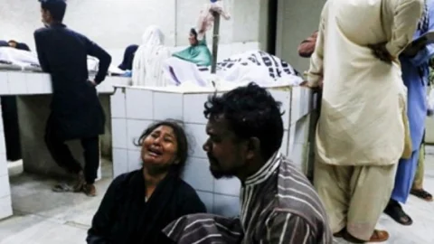 Pakistan में  भुखमरी से हालात बेकाबू, राशन के लिए मची भगदड़, तीन बच्चों सहित 11 की मौत
