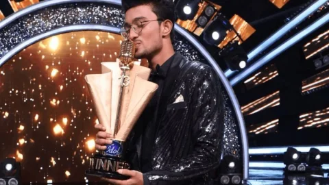 Indain Idol 13: अयोध्या के ऋषि सिंह बने इंडियन आइडल 13वें सीजन का विनर, ट्रॉफी के साथ मिले 25 लाख रुपये