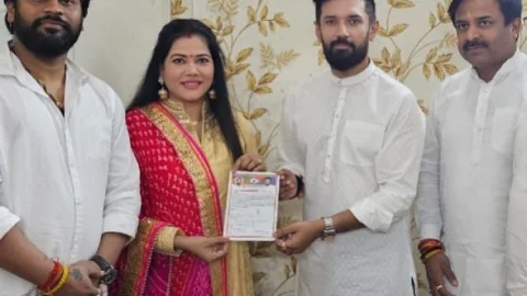 Bihar : 'आइटम क्वीन' सीमा सिंह ने ज्वाइन की चिराग पासवान की पार्टी LJPR