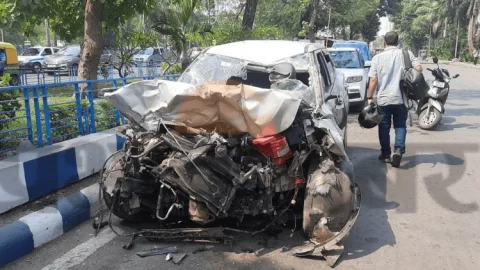 West Bengal : कोलकाता में बड़ा हादसा, कार ने सिग्नल पर खड़ी एक बाइक और डंपर को को मारी टक्कर, पांच की मौत