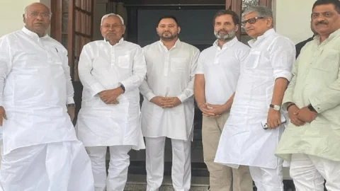New Delhi : मल्लिकार्जुन खरगे व राहुल गांधी से मिले नीतीश कुमार, विपक्षी दलों की एकजुटता की ठोस पहल