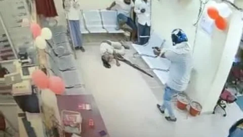 Bihar: पंजाब नेशनल बैंक के सोनपुर ब्रांच से 12 लाख की लूट, क्रिमिनलों ने दो गार्ड को गोली मारी, एक की मौत