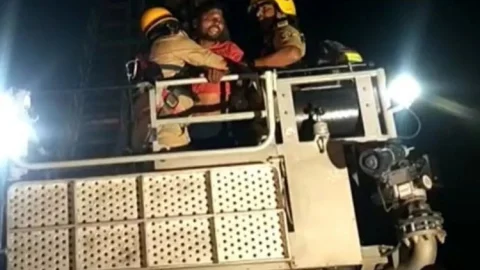 Noida: यूट्यूबर मनीष कश्यप के समर्थन में हाइटेंशन लाइन टावर पर चढ़ा युवक, डेढ़ घंटे तक चला हाईवोल्टेज ड्रामा 
