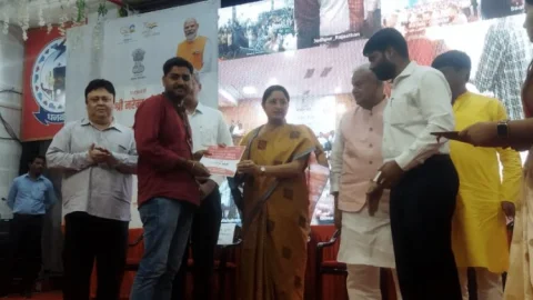 Dhanbad: रोजगार मेले में सेंट्रल मिनिस्टर अन्नपूर्णा देवी ने बांटा नियुक्ति पत्र, कहा- भ्रष्टाचार में डूबी है झारखंड गवर्नमेंट