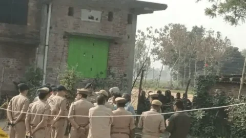 Uttar Pradesh: आजमगढ़ में ट्रिपल मर्डर, मां-बाप और बहन को कुल्हाड़ी से काट मार डाला, आरोपी युवक फरार 