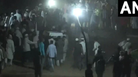 Uttar Pradesh : Atique Ahmed व अशरफ की बॉडी असद की कब्र के पास दफनाये गये,दोनों नाबालिग बेटे कब्रिस्तान पहुंचे