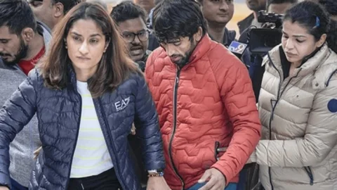 भारतीय कुश्ती संघ के अध्यक्ष बृजभूषण सिंह के खिलाफ सुप्रीम कोर्ट पहुंचीं महिला पहलवान, FIR दर्ज करने की मांग
