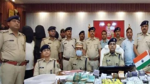 Bihar : गोपालगंज में एक किलो स्मैक और 10 लाख कैश जब्त, आठ इंटर स्टेट तस्कर अरेस्ट