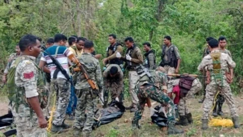 Chhattisgarh Naxal Attack : दंतेवाड़ा में बड़ा नक्सली हमला, IED ब्लास्ट में DRJ के 10 जवान शहीद, ड्राइवर की भी मौत