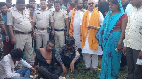 Bihar : औरंगाबाद में चेन लूटकर भाग रहे क्रिमिनलों ने BJP एमपी पर तानी पिस्टल, पुलिसकर्मियों ने खदेड़कर पकड़ा