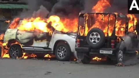 Manipur Violence : मणिपुर में धीरे-धीरे सुधर रहे हालात, दुकानें और बाजार खुलने लेग, हिंसा में अबतक 54 की मौत