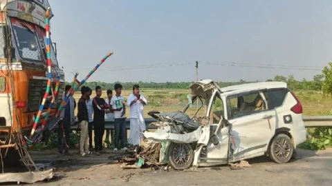 Bihar: वैशाली में ओवरटेक कर रही कार ट्रक से टकरायी, एक ही फैमिली के पांच लोगों की मौत