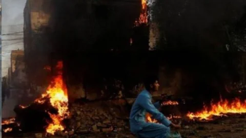 Pakistan :  Imran Khan की गिरफ्तारी के बाद गृह युद्ध जैसे हालात, आर्मी हेडक्वॉर्टर और एयरबेस पर हमला