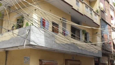 Delhi: दिल्ली मेट्रो के सुपरवाइजर ने वाइफ और बेटी को मारकर किया सुसाइड, बेटा हॉस्पिटल में एडमिट