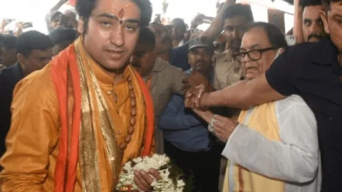 Bihar: पटना के महावीर मंदिर पहुंचे बागेश्वर बाबा, उमड़ी भीड़