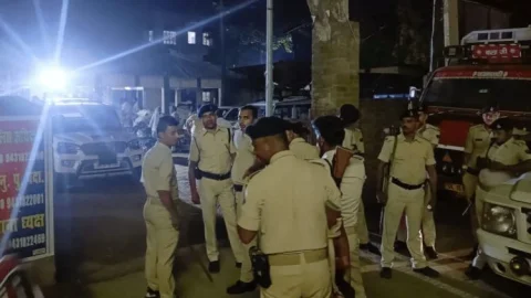 Bihar: सिवान में पुलिस स्टेशन का घेराव कर लोगों ने मारे ईंट-पत्थर; एक जवान सहित तीन जख्मी, तीन गाड़ी क्षतिग्रस्त