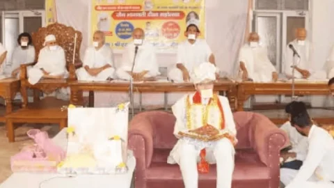 Gujarat : गुजरात में 24 साल का CA बन गया संन्यासी, त्याग दिया सांसारिक जीवन