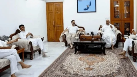 Rajasthan: आलाकमान के हस्तक्षेप के बाद गहलोत और पायलट में सुलह, एकजुट होकर लड़ेंगे विधानसभा चुनाव
