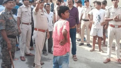 Bihar: मुजफ्फरपुर में तालाब में मिली छात्रा की बॉडी, आक्रोशित लोगों ने पुलिस की दो गाड़ियां फूंकी