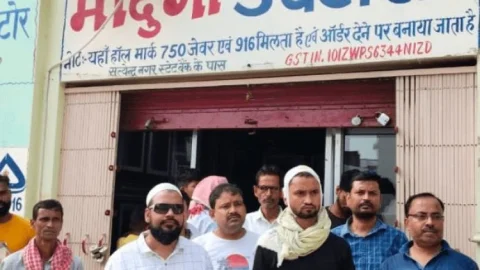 Bihar : औरंगाबाद में ज्वेलरी शॉप से 50 लाख की लूट, फायरिंग करते हुए भागे क्रिमिनल