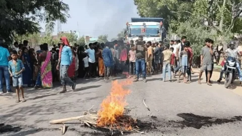 Bihar : जहनाबाद में पुलिस पर हमला: लेडी कांस्टेबल सहित आधा दर्जन जवान घायल, 3 महिलाएं अरेस्ट, पटना-गया NH-83 पर बवाल