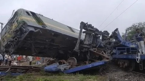 West Bengal: बांकुड़ा में दो मालगाड़ी टकराई, 12 डिब्बे बेपटरी