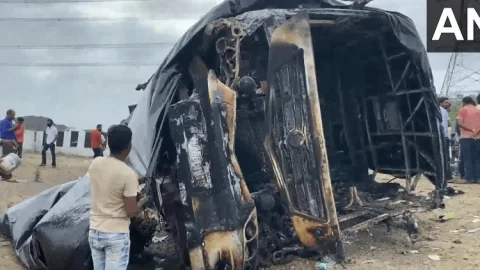 Maharastra Bus Accident: डिवाइडर से टकराकर बस में लगी आग, जिंदा जल गये 26 पैसेंजर