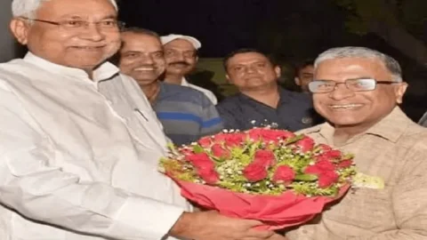 Bihar Politics : CM नीतीश कुमार से मिले राज्यसभा उपसभापति हरिवंश, राजनीतिक कयासबाजी शुरू