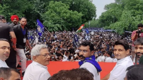 Delhi : जंतर-मंतर पर दिखा UP के विपक्ष का नया समीकरण, भीम आर्मी के प्रदर्शन में एकसाथ दिखे कांग्रेस-SP-RLD लीडर