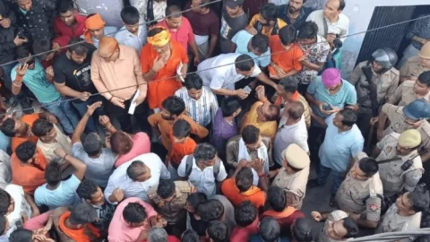 Uttar Pradesh: बरेली में मस्जिद की छत से कांवड़ियों पर पथराव, पुलिस वाहन तोड़ा, एसपी लीडर अरेस्ट