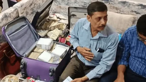 Bihar: भागलपुर में एक्सक्युटिव इंजीनियर के बेडरूम से मिले डेढ़ करोड़ कैश, किचन में छुपाये थे ज्वेलरी