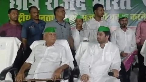 Bihar: लालू यादव ने पीएम पर कसा तंज, कहा -विदेश में घूम-घूमकर जगह तलाश रहे हैं नरेंद्र मोदी, वहीं जाकर रहेंगे