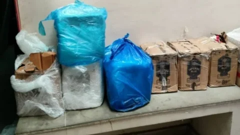 Bihar: भागलपुर में Superintendent Engineer के आवास से भारी मात्रा में शराब बरामद, नशे में धुत पीयून अरेस्ट