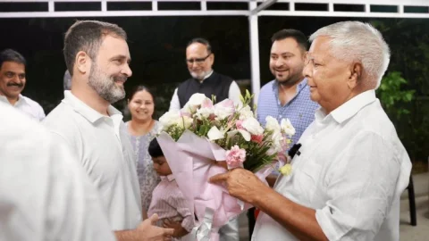 राहुल गांधी ने लालू यादव से की मुलाकात, दरवाजे पर गुलदस्ता लेकर खड़े थे लालू और राहुल ने लगा लिया गले