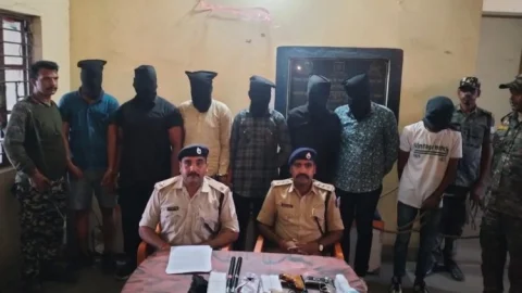 Dhanbad: आईबी ऑफिसर बताकर ट्रक ड्राइवर से लूटपाट का खुलासा, निरसा पुलिस ने सात आरोपी को किया अरेस्ट