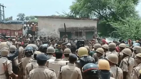 Uttar Pradesh: छात्रा से छेड़खानी के विरोध पर चचेरे भाई की मर्डर, महिलाओं ने किया पुलिस स्टेशन पर प्रदर्शन