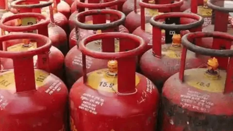 अब लाइन नहीं, घर तक आएगा सिलिंडर! धनबाद में गोदाम से गैस लेना हुआ बैन – नियम तोड़ने पर सख्त कार्रवाई