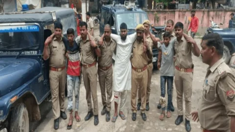 Uttar Pradesh : छात्रा का दुपट्टा खींचनेवालों से एनकाउंटर, पुलिस कांस्टेबल की राइफल छीनकर भाग रहे तीनों मनचले अरेस्ट