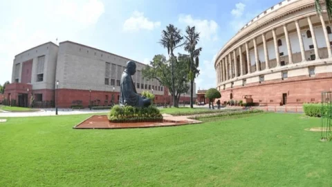 लोकसभा में महिला आरक्षण बिल पेश: कानून बनने के बाद महिला सांसदों की संख्या 181 होगी