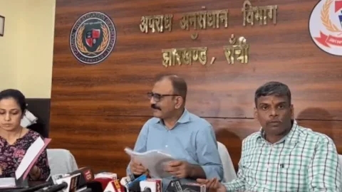 Jharkhand: RBL बैंक से 1.10 करोड़ की धोखाधड़ी मामले में  तीन अरेस्ट, पांच मोबाइल, चार POS मशीन व 15 ATM जब्त