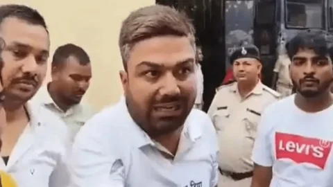 Youtuber Manish KashYap द्वारा कोर्ट कैंपस मीडिया से बातचीत मामले में कार्रवाई, चार पुलिसकर्मी सस्पेंड