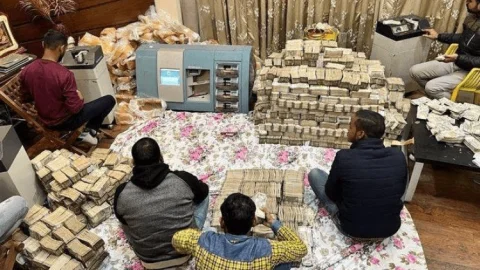 Karnataka: बेंगलुरु में पूर्व पार्षद के फ्लैट से मिले 42 करोड़ रुपये, इनकम टैक्स की रेड में खुलासा