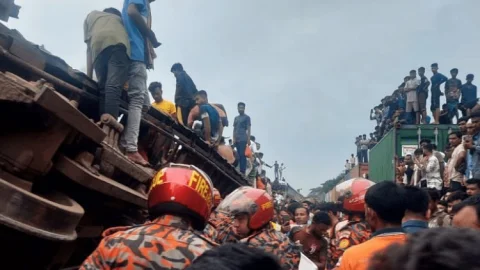 Bangladesh Train Accident: बांग्लादेश में बड़ा ट्रेन हादसा, पैसेंजर ट्रेन और मालगाड़ी की टक्कर, 20 लोगों की मौत, 100 घायल