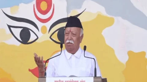 देश की अस्मिता और अखंडता को ध्यान में रखते हुए ही दें वोट, कुछ लोग नहीं चाहते भारत में शांति हो : मोहन भागवत