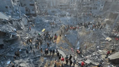 Israel Hamas War : गाजा में रिफ्यूजी कैंप पर हवाई हमला, बमबारी में 50 लोगों की मौत