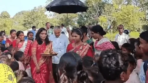 Jharkhand: पश्चिम सिंहभूम में टीचर की अनोखी विदाई, समारोह में रो पड़े बच्चे व अभिभावक, गाजे-बाजे के साथ पहुंचाया घर
