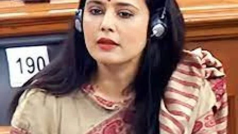Cash For Query Case: टीएमसी लीडर Mahua Moitra को बड़ा झटका, कैश फॉर क्वेरी मामले में रद्द हुई लोकसभा की सदस्यता