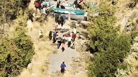 Jammu and Kashmir: डोडा में 250 फीट नीचे खाई में गिरी बस, 38 की मौत, 19 लोग घायल