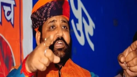 Rajasthan: जयपुर में राजपूत करणी सेना के अध्यक्ष सुखदेव सिंह गोगामेड़ी की गोली मारकर मर्डर,एक हमलावर भी ढेर
