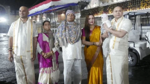 Bihar: लालू फैमिली ने किया तिरुपति बालाजी दर्शन, तेजस्वी और तेजप्रताप का बाल दान, पोती का मुंडन संस्कार